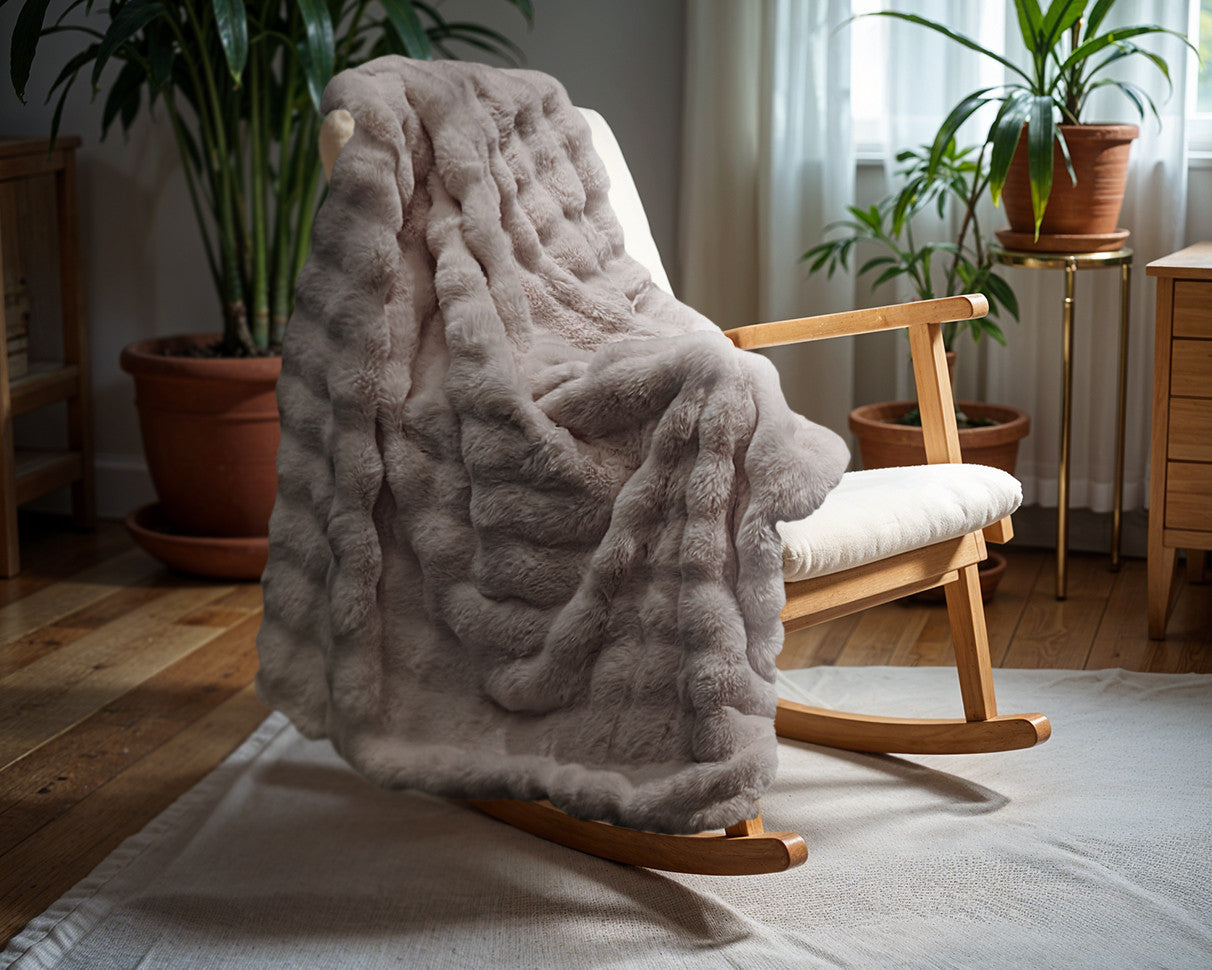 Pom Rabbit Fur plaid Taupe/Rose 150 x 200 - Bedworld B.V.