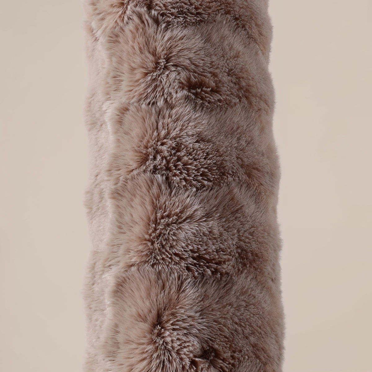 Bodypillow Pompom Taupe 140 x 20 - Bedworld B.V.