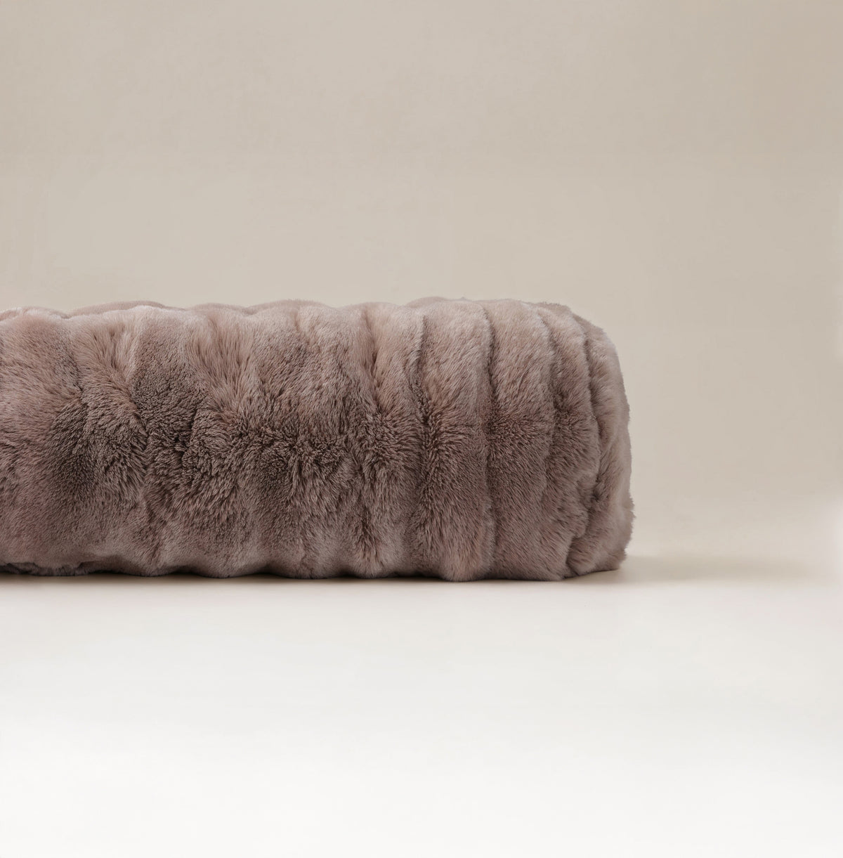 Bodypillow Pompom Taupe 140 x 20 - Bedworld B.V.